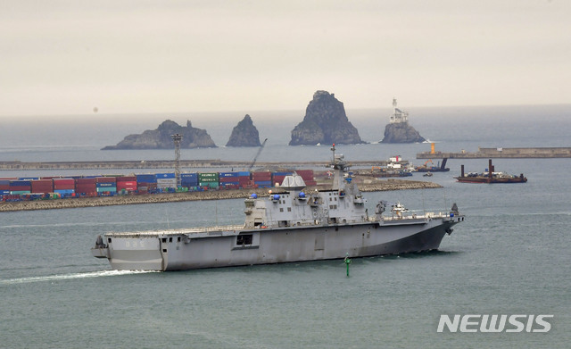 【서울=뉴시스】 = 해군의 두 번째 대형수송함 '마라도함'(LPH-6112·1만4500t급) 시운전 모습. 