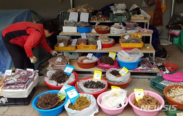 【보은=뉴시스】충북 보은 속리산국립공원 인근 산나물 산약초 판매 모습.(사진=보은군 제공)