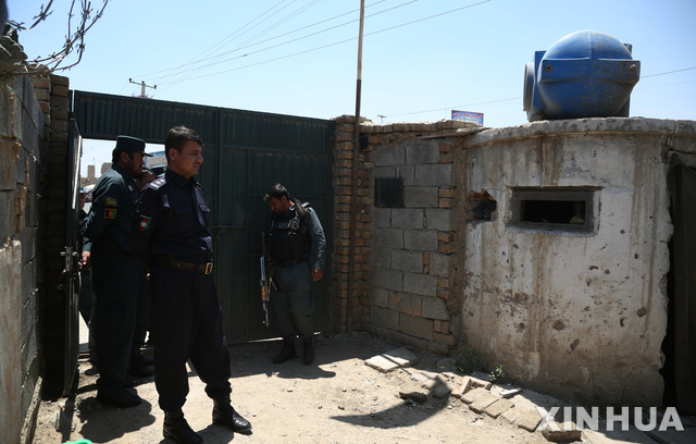 【카불=신화/뉴시스】아프가니스탄 경찰이 20일(현지시간) 수도 카불에서 공격받은 한 검문소를 살펴보고 있다. 경찰은 정체를 알 수 없는 남성들이 던진 수류탄 공격으로 경찰관 세 명이 숨졌다고 밝혔다. 2019.05.21. 