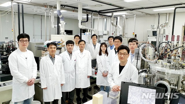 DGIST 태양에너지융합연구센터 김대환(왼쪽 두번째) 센터장과 연구진들 