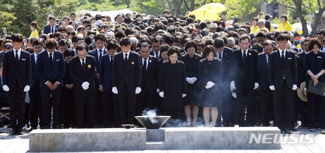 【김해=뉴시스】차용현 기자 = 권양숙 여사등 내빈들이 23일 오후 경남 김해시 진영읍 봉하마을에서 열린 노무현 전 대통령 서거 10주기 추도식에서 묵념을 하고 있다. 2019.05.23.  photo@newsis.com