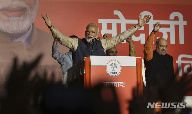 【뉴델리=AP/뉴시스】사실상 재집권이 확정된 나렌드라 모디 인도 총리가 23일(현지시간) 인도 뉴델리 인도국민당(BJP) 당사에서 지지자들을 향해 손을 흔들며 인사하고 있다. 인도국민당은 모디 총리가 지난달 11일부터 지난 19일까지 치러진 총선에서 압도적인 우세를 보이며 재선에 성공했다고 승리를 자축했으며 제1야당 대표는 패배를 인정했다.모디 총리는 트위터에서 "우리는 함께 성장하고 번영한다”라며 “인도가 다시 이긴다”고 승리를 선언했다. 2019.05.24.