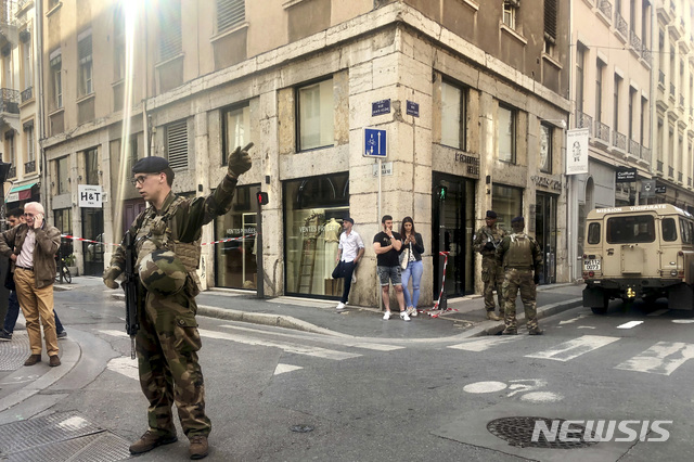 【리옹=AP/뉴시스】 24일(현지시간) 프랑스 남부 리옹 빅토르 위고 가(街)에서 군인들이 현장을 통제하고 있다. AP통신에 따르면 오후 5시 30∼40분께 이곳에서 정체 불명의 소포 꾸러미가 폭발하며 최소 7명이 부상을 입었다. 2019.05.25.