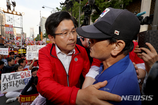 【서울=뉴시스】김병문 기자 = 자유한국당 황교안 대표가 25일 오후 서울 종로구 세종문화회관 앞에서 열린 '문재인 STOP, 국민이 심판합니다!' 규탄대회에 참석해 흥분한 지지자를 안정시키고 있다. 2019.05.25.    dadazon@newsis.com