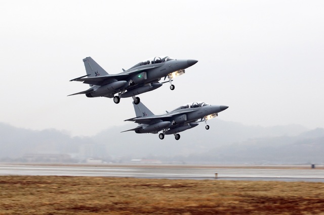한국항공우주산업(KAI)이 생산한 초음속 항공기 'T-50TH'가 이륙하고 있는 모습 
