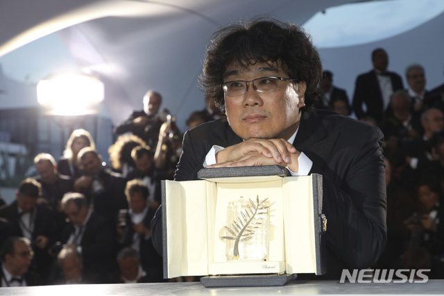 Director Bong Joon-ho poses with the Palme d'Or award for the film 'Parasite' during a photo call following the awards ceremony at the 72nd international film festival, Cannes, southern France, Saturday, May 25, 2019. (Photo by Vianney Le Caer/Invision/AP) 