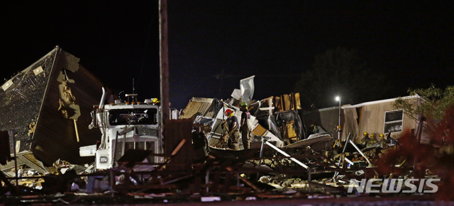 26일 새벽 미 오클라호마주 주도 인근의 엘레노에 도네이도성 폭풍이 몰아쳐 무너진 이동주택 단지  AP