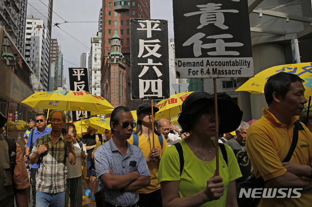 【홍콩=AP/뉴시스】1989년 톈안먼 민주화시위 30주년을 맞아 26일(현지시간) 홍콩에서 대규모 거리 행진이 진행되고 있다. 주최측인 '홍콩시민지원애국민주운동연합회'(지련회)는 이날 시위에 2200명이 참석했다고 밝혔다. 2019.05.27