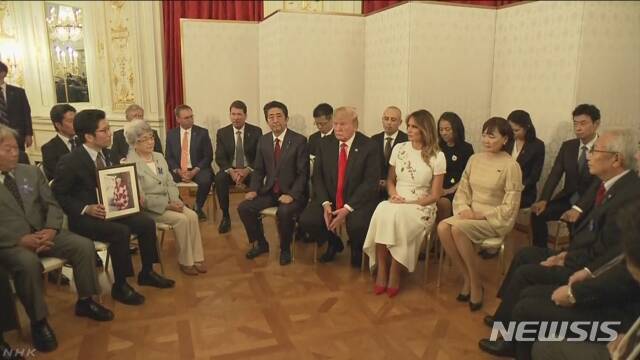 도널드 트럼프 미국 대통령이 27일 도쿄(東京) 모토아카사카(元赤坂)의 영빈관에서 북한의 일본인 납치 피해자 가족들과 면회하고 있다.(사진출처: NHK 홈페이지 캡쳐) 2019.05.27. 