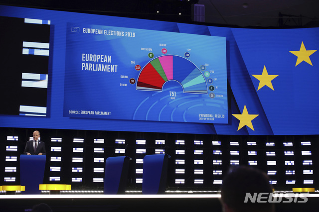 【브뤼셀=AP/뉴시스】유럽의회 프레스 룸에 마련된 대형 스크린에서 27일 새벽( 현지시간) 차기 유럽의회 당선자에 대한 성향 분석 도표가 발표되고 있다.  