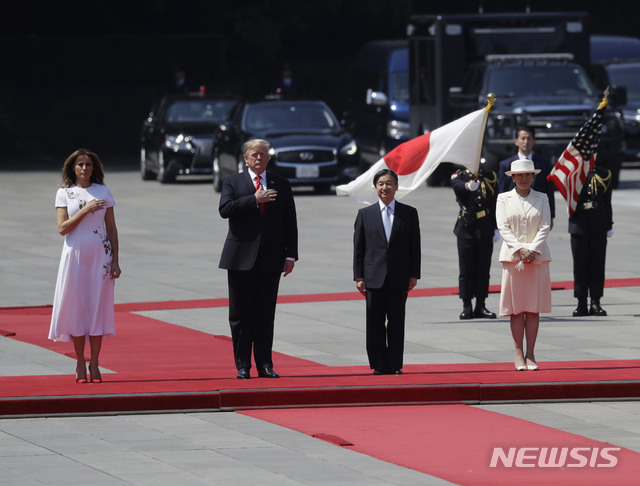 【도쿄=AP/뉴시스】도널드 트럼프 미국 대통령(왼쪽부터 두번째)과 멜라니아 여사(왼쪽)가 27일 일본 도쿄 왕궁에서 나루히토 새 일왕과 마사코 비와 함께 환영식에 참석해 국기에 대한 경례를 하고 있다. 트럼프 대통령은 나루히로 일왕이 즉위 후 처음 만난 외국 정상이다. 2019.05.27 