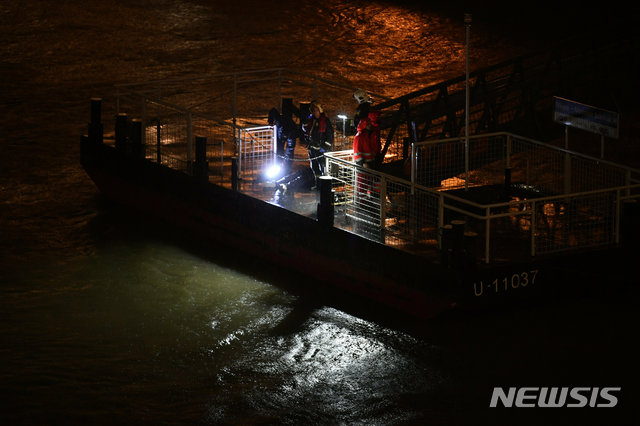 【부다페스트(헝가리)=AP/뉴시스】헝가리 부다페스트 다뉴브강에서 한국인 관광객 33명 등 35명이 탑승한 유람선 '하블레아니'가 침몰해 구조대와 경찰이 다뉴강 주변을 수색하고 있다. 2019.05.30. 