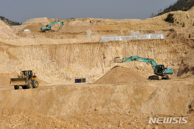 [간현(중국 장시성)=AP/뉴시스] 중국 장시성 간현의 한 희토류 광산에서 채굴 모습. 2023.04.05