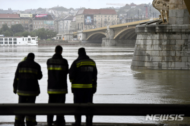 【부다페스트=AP/뉴시스】헝가리 수도 부다페스트에서 29일 한국 관광객들이 탄 유람선이 다른 배와 충돌해 침몰한 가운데, 30일(현지시간) 구조대원들이 사고가 발생한 다뉴브강(헝가리어 두나 강)을 바라보고 있다. 2019.05.30 