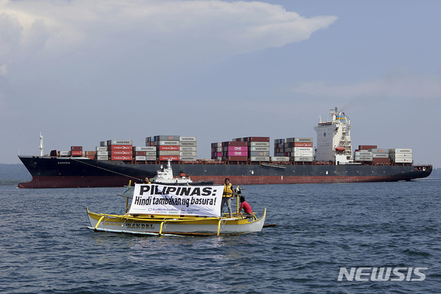 [수빅=그린피스 AP/뉴시스] 캐나다 쓰레기 컨테이너 69개를 선적한 화물선 MV바바리아호가 30일 필리핀 수빅 항을 떠나 캐나다로 향하고 있다. 사진은 국제 환경운동단체 그린피스가 제공했다. 2019.05.31