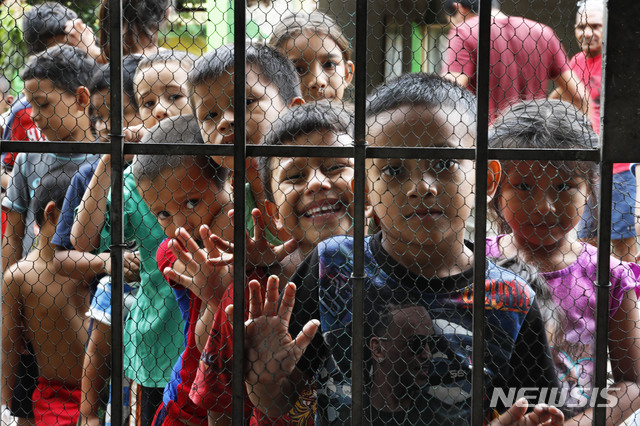 【타파출라=AP/뉴시스】30일(현지시간) 멕시코 치아파스주 타파출라의 이민자 쉼터에서 이민 아동들이 식사를 받기 위해 기다리고 있다. 