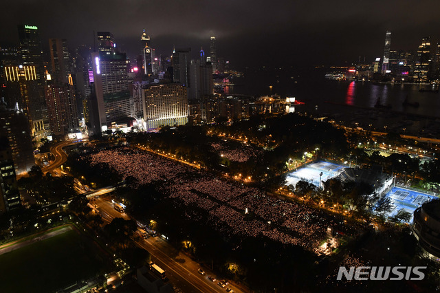 【홍콩=AP/뉴시스】홍콩 빅토리아 공원 인근에서 4일 밤 수많은 홍콩 시민들이 중국 톈안먼(天安門) 광장 유혈진압 30주년을 기념하는 촛불 집회를 벌이고 있다. 2019.6.5