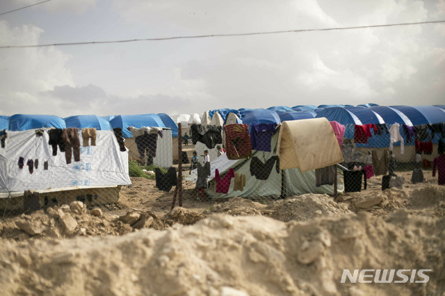 [AP/뉴시스]지난 3월 31일 난민 캠프인 시리아 '알홀' 텐트촌에 빨래가 걸려있다.