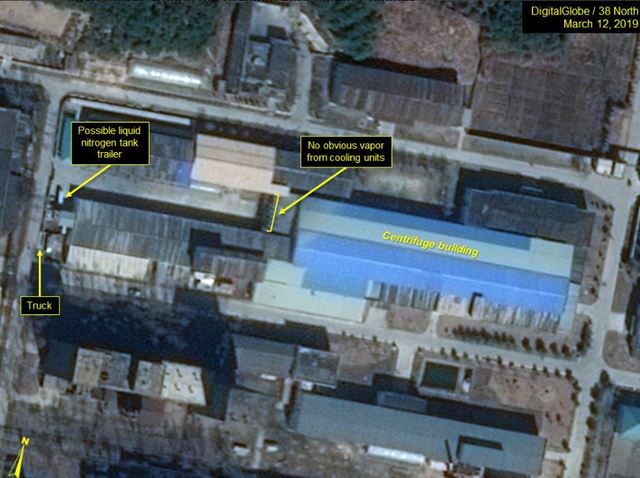 【서울=뉴시스】미국의 북한전문매체 38노스는 5일(현지시간) 북한 영변 핵단지 내 우라늄 농축 공장 주변에서 액화질소 운반용 트레일러로 보이는 차량이 정기적으로 운행되고 있는 것이 상업위성을 통해 포착됐다고 보도했다 .액화질소는 우라늄 농축시 냉각장치 가동에 필요한 물질이다. 사진은 상업위성 디지털글로브가 3월 12일에 포착한 영변 핵시설 일대의 모습. 왼쪽 윗부분에 있는 우라늄 농축 공장 옆에 액화질소 운반용으로 추정되는 트레일러가 보인다. <사진출처: 38노스 홈페이지> 2019.06.06 