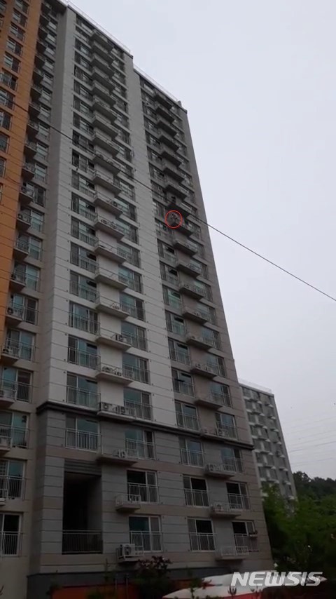 아파트 12층 발코니에서 알몸으로 자살 소동을 벌이고 있는 남성. (사진=의정부소방서 제공)