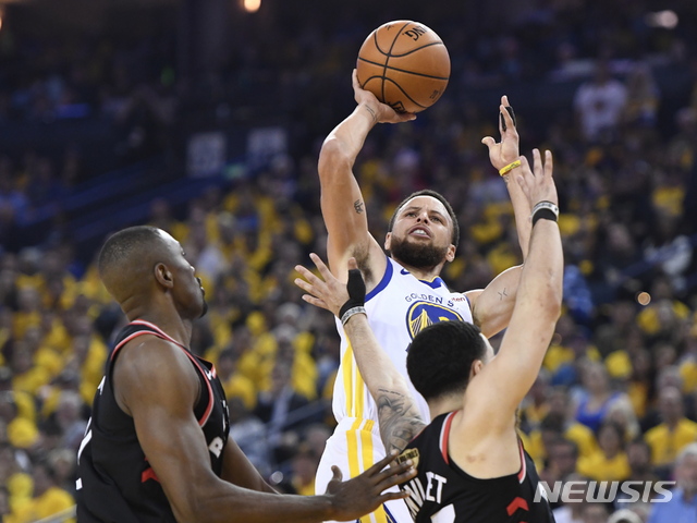 【오클랜드(캘리포니아주)=AP/뉴시스】스테픈 커리(30) 골든스테이트 NBA 선수가 지난 6월5일 토론토와의 경기에서 슛을 시도하고 있다. 2019.10.13