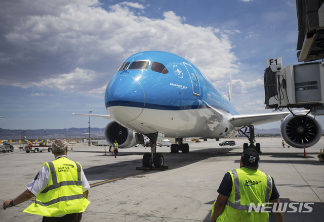 【라스베이거스=AP/뉴시스】KLM 네덜란드 항공 소속 여객기가 지난 6월6일 미국 라스베이거스 공항에 게류중이다. 2019.07.18