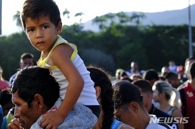 마두로, 넉달만에 국경 재개..수천명 콜롬비아로 몰려가 