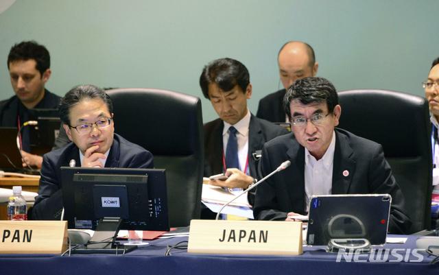 【츠쿠바=AP/뉴시스】고노 다로 일본 외무상(오른쪽)이 지난 9일 츠쿠바에서 열린 주요 20개국(G20) 재무장관 중앙은행총재회의에 참석해 발언하고 있다. 2019.06.09