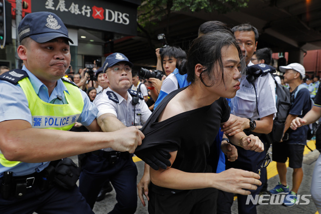 【홍콩=AP/뉴시스】 9일(현지시간) 홍콩의 한 시민이 '범죄인 인도 법안' 반대 행진 중 경찰에 끌려가고 있다. 자정이 넘어가며 홍콩섬 곳곳에서 시위대와 경찰의 무력 충돌이 벌어지고 있다고 사우스차이나모닝포스트(SCMP)는 전했다. 2109.06.10.