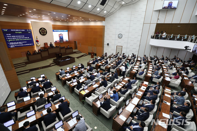 【서울=뉴시스】14일 일본군 위안부 피해자 기림의 날을 맞아 전국 17개 광역의회가 '전범기업 제품 공공구매 제한 조례안' 제정을 추진한다. 서울시의회 본회의장 모습. (사진=뉴시스 DB)