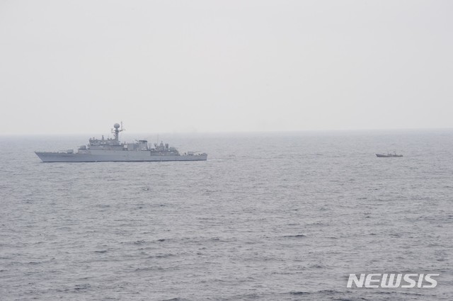 【서울=뉴시스】합동참모본부는 11일 오후 1시15분께 우리 해군함정이 속초 동북방 약 161㎞, 북방한계선(NLL) 이남 약 5㎞ 부근 해상에서 기관고장으로 표류 중인 북한 어선 1척을 발견했다고 밝혔다. 해당 어선은 오후 7시8분께 북한에 인계됐다. 2019.06.11. (사진=합동참모본부 제공) photo@newsis.com 