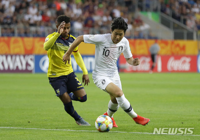South Korea&#039;s Lee Kangin, right, duels for the ball with Ecuador&#039;s Diego Palacios during the semi final match between Ecuador and South Korea at the U20 World Cup soccer in Lublin, Poland, Tuesday, June 11, 2019. (AP Photo/Sergei Grits)
