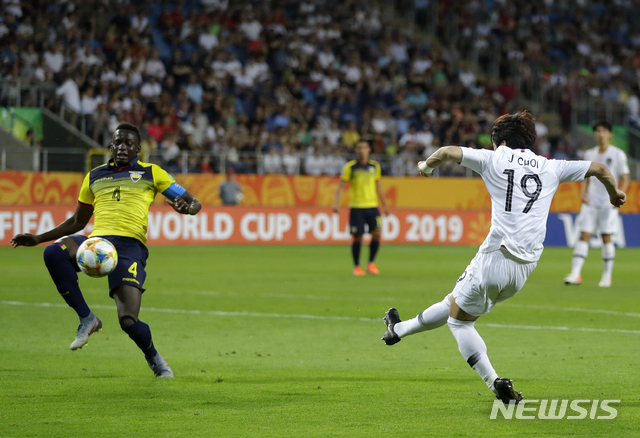 South Korea&#039;s Choi Jun, right, scores his side&#039;s opening goal during the semi final match between Ecuador and South Korea at the U20 World Cup soccer in Lublin, Poland, Tuesday, June 11, 2019. (AP Photo/Sergei Grits)