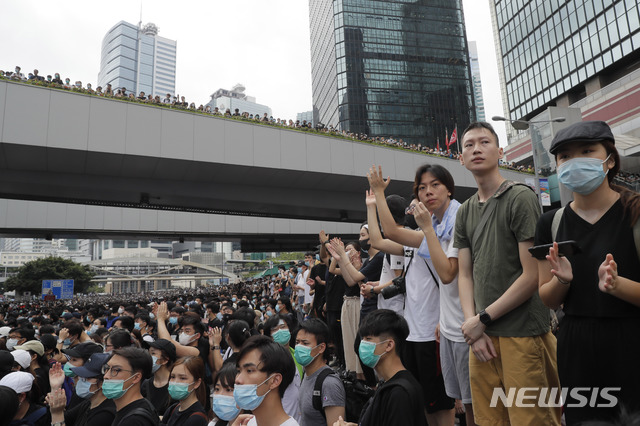 【홍콩=AP/뉴시스】홍콩 입법원 앞 도로에서 12일 범죄인 인도법 반대를 주장하는 대규모시위가 벌어지고 있다. 2019.06.12 