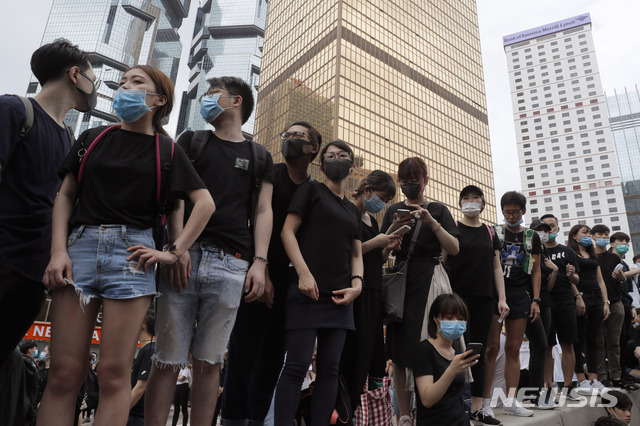【홍콩=AP/뉴시스】홍콩 입법원 앞 도로에서 12일 검은 셔츠와 마스크를 쓴 청년들이 범죄인 인도법 반대 시위를 벌이고 있다. 2019.06.12 