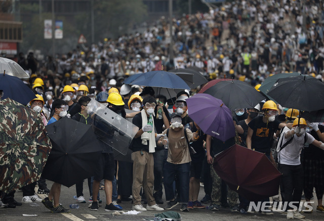 【홍콩=AP/뉴시스】홍콩 시위대가 12일 홍콩 정부청사 앞에서 중국으로의 범죄인 인도 협정 개정에 반대하는 시위를 벌이고 있다. 2019.6.12