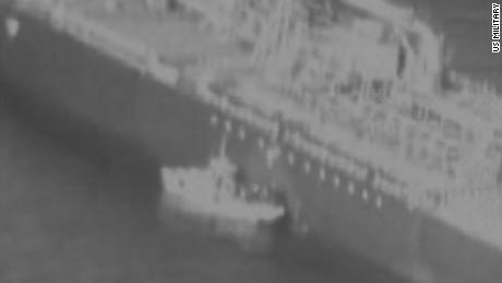 【서울=뉴시스】미국 CNN은 13일(현지시간) 오만만에서 피격당한 유조선 옆에 이란 해군 소속으로 추정되는 보트가 있는 것이 포착됐다고 보도했다. 사진은 미군이 촬영한 영상이다. <사진출처: CNN> 2019.06.14 