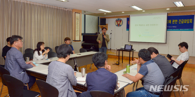 【광주=뉴시스】변재훈 기자 = 광주·전남지역 탈핵환경단체인 '핵없는세상광주전남행동'이 14일 오후 광주 동구 YMCA에서 영광 한빛 핵발전소 안전성과 해법을 모색하는 긴급 좌담회를 열고 있다. 2019.06.14.  wisdom21@newsis.com