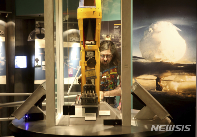 【라스베이거스=AP/뉴시스】네바다주 국립핵실험 박물관에 전시된 핵실험장치와 기록물을 살펴보고 있는 관람객.   