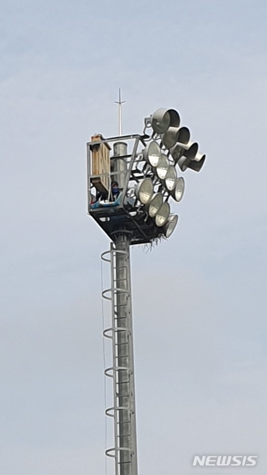 【대구=뉴시스】배소영 기자 = 17일 대구시 동구 율하동 박주영축구장에서 한 60대 남성이 30m 높이의 조명탑에 올라 고공 농성을 벌이고 있다. 2019.06.17.soso@newsis.com