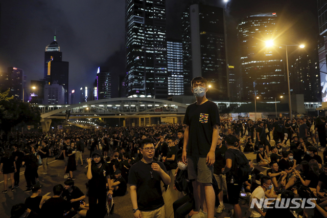 【홍콩=AP/뉴시스】홍콩에서 범죄인 인도법 철회를 요구하는 항의 시위가 연일 계속되고 있는 가운데 200만명이 넘는 홍콩 시민들이 16일 8시간 반동안 홍콩 시내 곳곳에서 거리 행진을 벌이고 있다. 2019.06.16