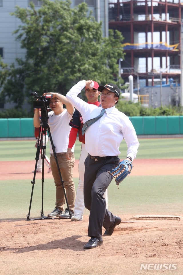 【서울=뉴시스】OK저축은행이 후원하는 제10회 선동열배 전국농아인 야구대회가 지난 16일 경기도 안산시 배나물야구장에서 성공적으로 막을 내렸다. 선동열 전 야구국가대표 감독이 시구를 하고 있다. 2019.06.17. (사진=OK저축은행 제공) photo@newsis.com