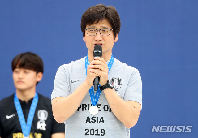 【서울=뉴시스】이영환 기자 = 17일 오후 서울 중구 서울광장에서 열린 FIFA U-20 월드컵 대표팀 환영식에서 정정용 감독이 소감을 하고 있다. 2019.06.17. 20hwan@newsis.com