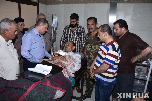 【 알레포( 시리아)= 신화/뉴시스】 시리아 알레포에서 반군의 포격으로 부상한 민간인이 6월 17일 병원에서 치료 받고 있다. 이 공격으로 민간인 최소 10명이 숨졌다. 