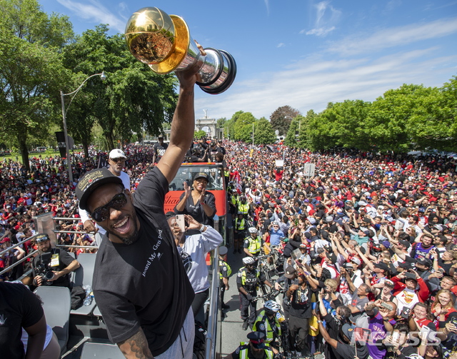 【토론토=AP/뉴시스】 17일 토론토에서 열린 미 NBA 대회에서 우승한 토론토 랩터스팀의 축하집회에서 이번 대회 MVP로 선정된 카와이 레너 선수가 환호하고 있다. 