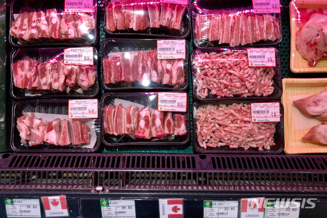 【베이징=AP/뉴시스】18일 중국 해관총서는 돼지고기에서 사료 첨가물 '락토파민'이 나온 캐나다 업체의 제품 수입을 지난 14일부터 중단했다고 밝혔다. 이날 중국 베이징의 한 마트에서 캐나다산 돼지고기 제품들이 진열돼 있는 모습. 2019.06.19 
