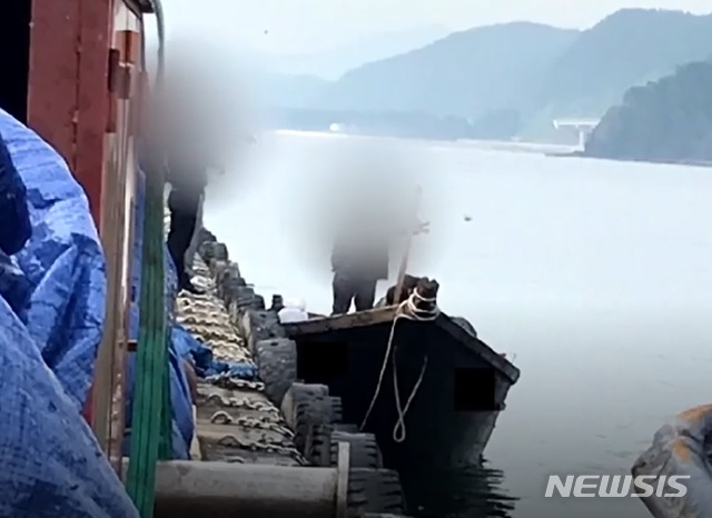 【서울=뉴시스】 지난 15일 강원 삼척항 인근에서 발견된 것으로 알려졌던 북한 어선이 삼척항 방파제에 정박해 있는 모습. (KBS 화면 캡쳐) 