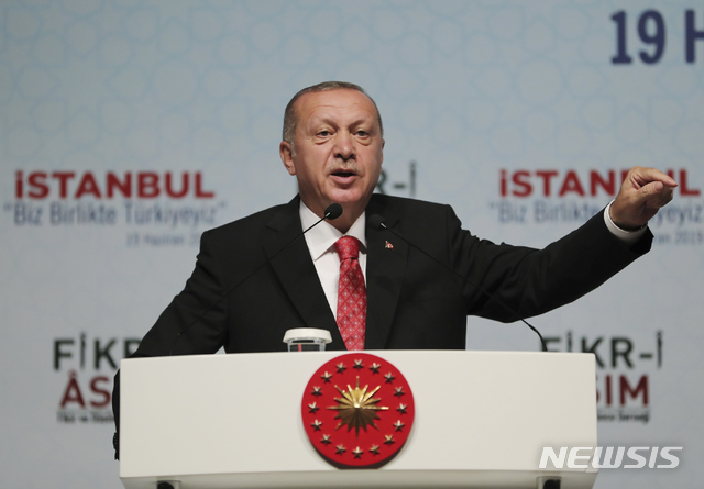 【이스탄불= AP/뉴시스】 터키의 에르도안 대통령이 6월 19일(현지시간) 이스탄불에서 언론인 카슈끄지의 살해에 관여한 빈 살만 사우디 아라비아 왕세자에 대한 수사와 개인재산 동결 등 제재를 하겠다고 밝히고 있다. 그는 전국적으로 마약과의 전쟁에도 경찰을 투입하고 있다. 