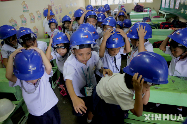 6월20일 필리핀 케손시티에서 어린 학생들이 지진대피 훈련을 하고 있다  신화