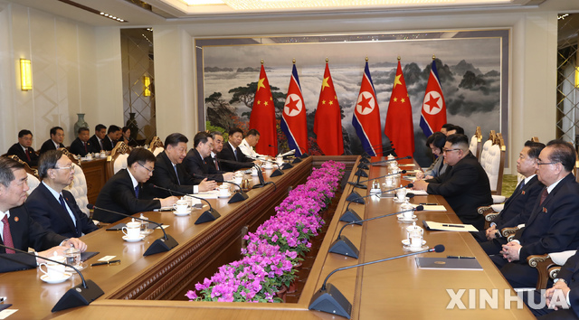 【평양=신화/뉴시스】시진핑 중국 국가주석(왼쪽줄 가운데)이 20일 북한 평양에서 김정은 국무위원장(오른쪽줄 가운데)과 정상회담을 갖고 있다. 2019.06.21 